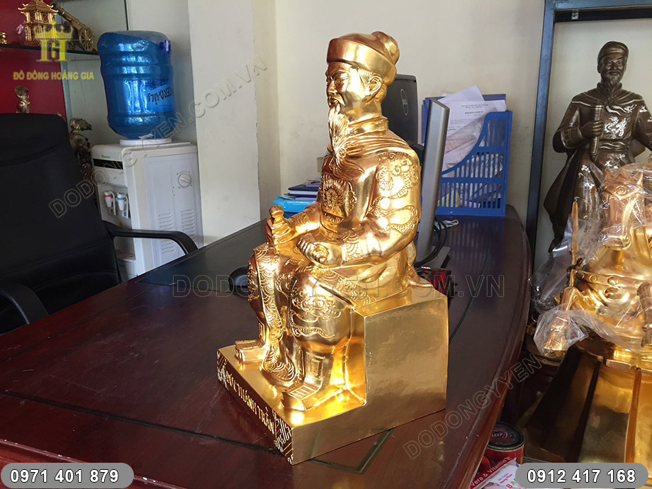 tượng trần hưng đạo ngồi ngai thiếp v&agrave;ng